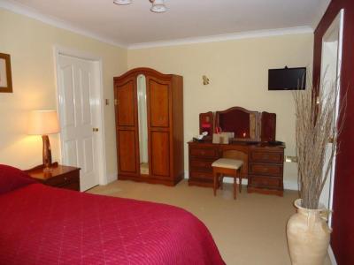 Templemore Arms Hotel - image 2